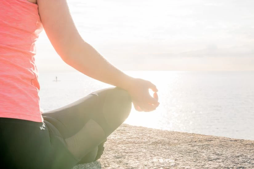 Žena meditira.